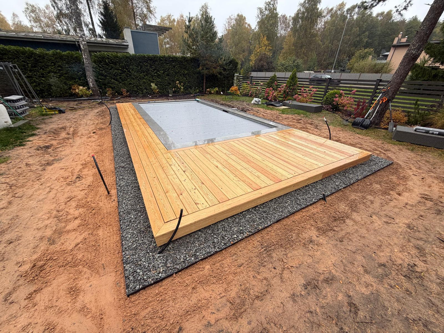 Iegremdējamās baseinu žalūzijas