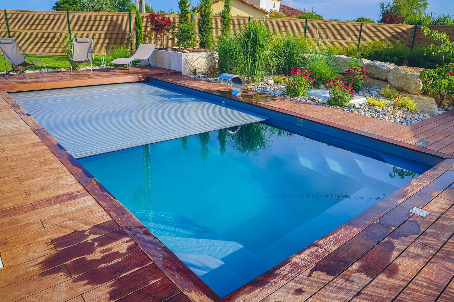 Iegremdējamās baseinu žalūzijas